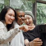 Trois filles font un selfy